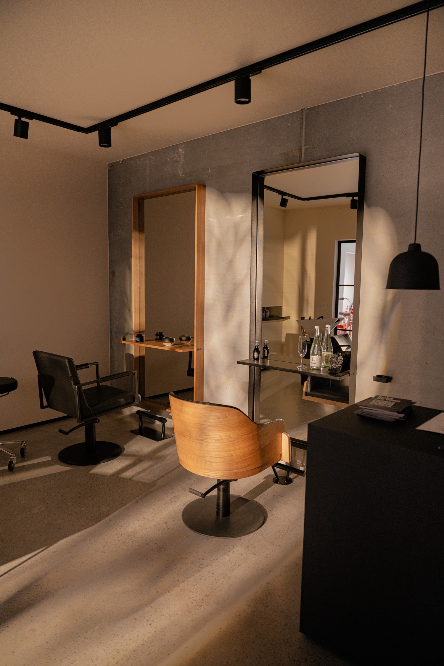 Casa frisørspejl fra Comfortel fremvist i råt og moderne salonmiljø